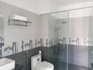 Thôn Trường Giang的住宿－Ourhome，一间带卫生间和玻璃淋浴间的浴室