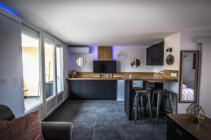 Kuchyňa alebo kuchynka v ubytovaní Cap d'Agde Suit'Appart T1 Pinède 26 m2 balcon 10 m2