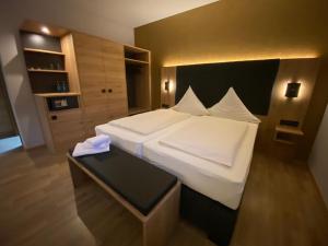 Postel nebo postele na pokoji v ubytování Hotel Gasthof Käßer