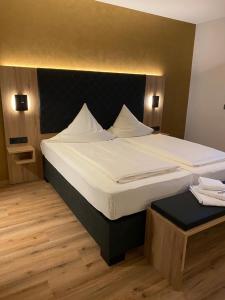 Säng eller sängar i ett rum på Hotel Gasthof Käßer