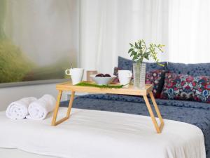 a wooden table with a tray on top of a bed at Live Arico Burgado in Arico