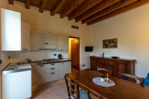 Agriturismo Corte Salandini的厨房或小厨房