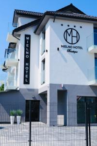 梅爾諾的住宿－Mielno Hotel Boutique，上面有梅尔多酒店标志的建筑