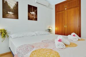 sypialnia z łóżkiem z ręcznikami w obiekcie Imperial Puerto 2 3F By IVI Real Estate w mieście Torremolinos