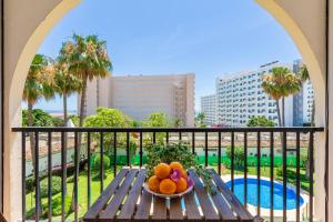 Bazén v ubytování Imperial Puerto 2 3F By IVI Real Estate nebo v jeho okolí