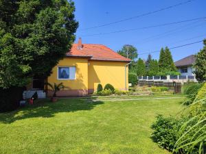 フォニョードにあるHoliday home in Fonyod/Balaton 18591の庭付黄色の家