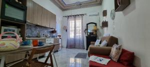Η κουζίνα ή μικρή κουζίνα στο U Scrusciu Ru Mari Home by Holiday World