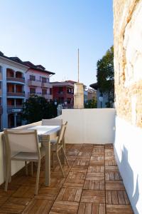 een patio met een tafel en stoelen op een balkon bij Casa dell'Arengo in Grado