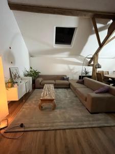 sala de estar con sofá y mesa de centro en L'escale en Enghien