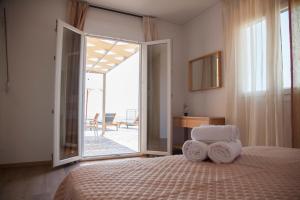 sypialnia z łóżkiem z dwoma ręcznikami w obiekcie Villa Anthodesmi w mieście Dilináta