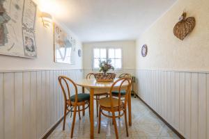 ein Esszimmer mit einem Tisch und Stühlen in der Unterkunft Villa Ondina 1 Carloforte in Carloforte