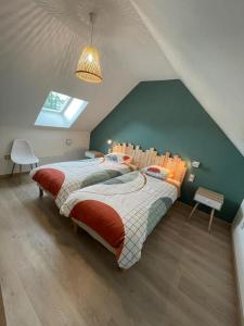 um quarto com uma cama grande num sótão em Gites Les Mondaines - Les hirondelles em Favières