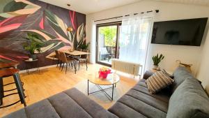 een woonkamer met een bank en een tafel bij Ferienwohnungen Krüger 'Apartment Luke' in Michelstadt