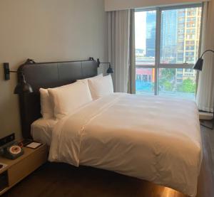 Postel nebo postele na pokoji v ubytování Moxy Shenzhen North Station