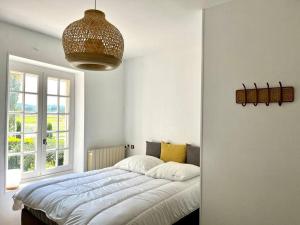 ein Schlafzimmer mit einem großen Bett und einem Fenster in der Unterkunft Maison Provençale, Piscine, Charme et Tranquillité in Salernes