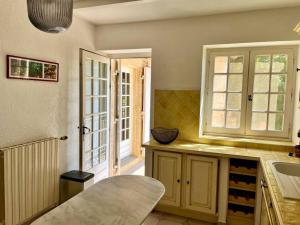 eine Küche mit einer Spüle und einer Arbeitsplatte in der Unterkunft Maison Provençale, Piscine, Charme et Tranquillité in Salernes