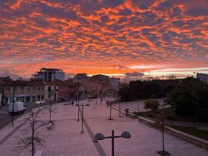una puesta de sol en una ciudad con un cielo nublado en Casa Cervo, en Olbia