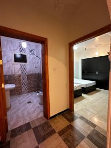 W pokoju znajduje się łazienka z prysznicem i toaletą. w obiekcie شقق السلام w Medynie