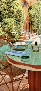 une table avec des assiettes et des verres au-dessus dans l'établissement Hôtel La Pérouse Nice Baie des Anges - Recently fully renovated, à Nice