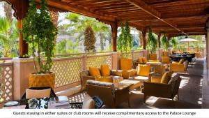 Uma área de estar em Jumeirah Al Qasr Dubai