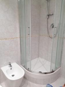 een badkamer met een douche, een toilet en een wastafel bij Céline in Genua
