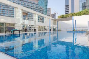 Bazén v ubytování Marco Polo - Exquisite 2 BR with captivating city view & colors nebo v jeho okolí