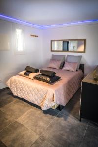 Posteľ alebo postele v izbe v ubytovaní Cap d'Agde Suit'Appart T1 Pinède 26 m2 balcon 10 m2