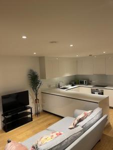 un soggiorno con divano e una cucina di Beautiful 2 bed Flat in Finchley Road, Camden a Londra