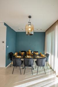 een eetkamer met een tafel en stoelen bij Infinity Luxury Penthouse Ashkelon in Ashkelon