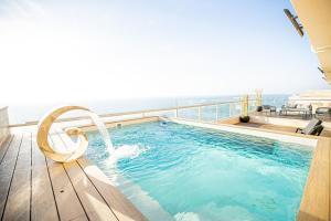 een zwembad met uitzicht op de oceaan bij Infinity Luxury Penthouse Ashkelon in Ashkelon