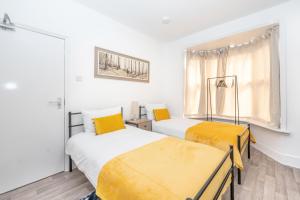 A bed or beds in a room at Brinton's Road - Modern Studio Apartments in City Centre