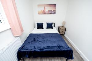 Un dormitorio con una cama con una manta azul. en Brinton's Road - Modern Studio Apartments in City Centre en Southampton