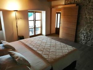 1 dormitorio con 1 cama grande y ventana grande en Apartments Dalmatian Stone House, en Turanj