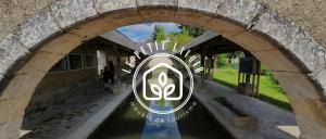 łuk nad kanałem z napisem w obiekcie Le Petit Lavoir - Joli studio à Mayet w mieście Mayet