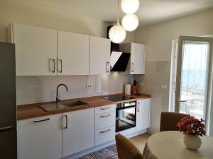 A kitchen or kitchenette at Apartments Valentina