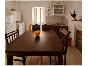 una zona de estar de color naranja sobre una mesa de madera en una cocina en L'alive, en Feliceto