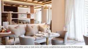 - un salon avec un canapé et une table dans l'établissement Jumeirah Al Naseem, à Dubaï