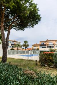 Bazén v ubytovaní Cap d'Agde Suit'Appart T1 Pinède 26 m2 balcon 10 m2 alebo v jeho blízkosti