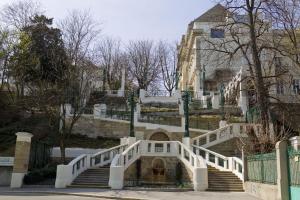 una escalera que conduce a un edificio con escaleras en Hotel Boltzmann, en Viena