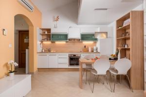 Kuchyňa alebo kuchynka v ubytovaní Rona Apartment JM 38