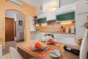 Kuchyňa alebo kuchynka v ubytovaní Rona Apartment JM 38