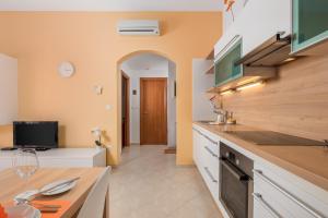 Kuchyňa alebo kuchynka v ubytovaní Rona Apartment JM 38