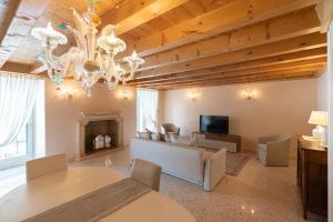 a living room with a chandelier and a fireplace at Relais La Torre in Verona