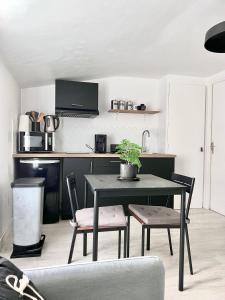 a kitchen with a table and chairs in a room at Le gargantua, appartement à 500m du château in Chinon