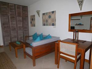 ディアニ・ビーチにあるApartment, pool, beach access nearby Simba A201のソファとテーブルのあるリビングルーム