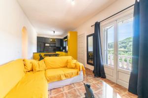 sala de estar con sofá amarillo y ventana en Agia Sana house Gardenos, en Vitalades