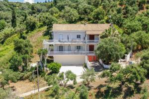 una vista aérea de una casa blanca con árboles en Agia Sana house Gardenos, en Vitalades