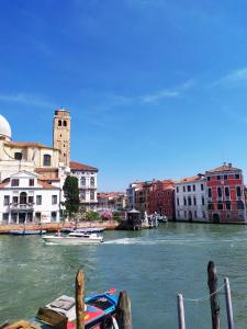 un barco está atracado en un río con edificios en Zen Accommodation Grand Canal, en Venecia