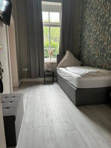 - une petite chambre avec un lit et une fenêtre dans l'établissement Sauerland Hotel & Gastronomie GmbH, 