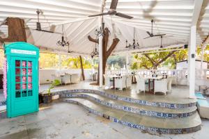 The Tamarind Hotel - A Boutique Heritage Stay, Anjuna - Goa内部或周边的泳池